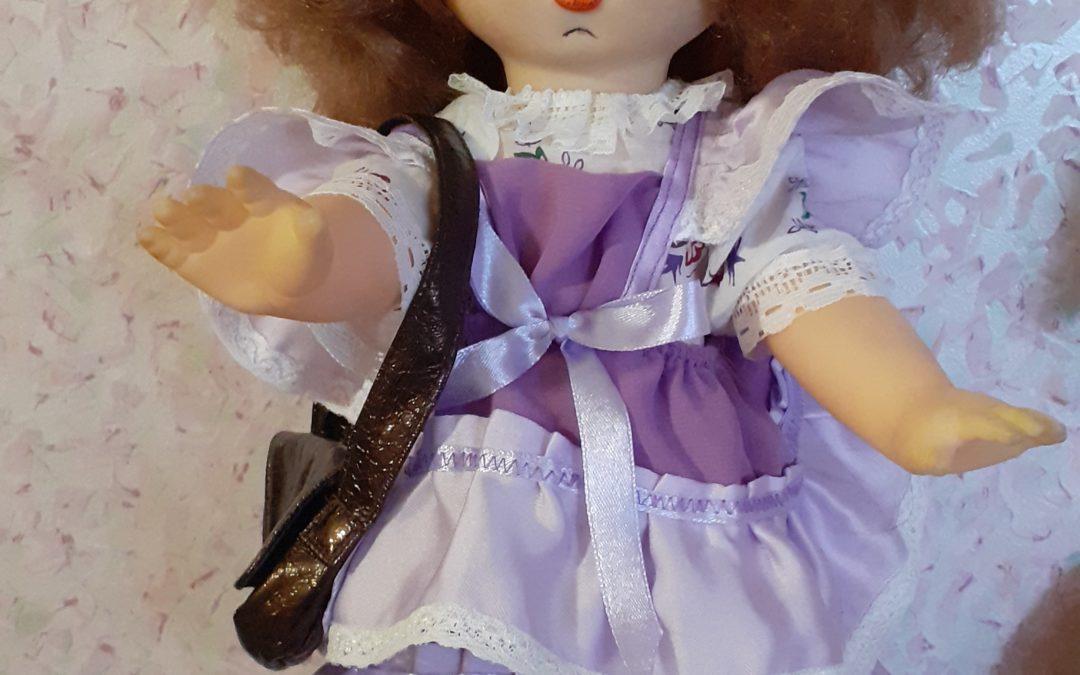 Склеивание сломанных частей советской куклы. Одежда для куклы.