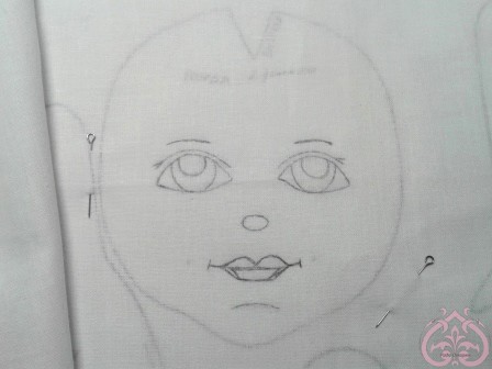Прорисовка карандашом лица куклы