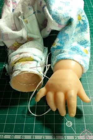 Пришиваем вручную руки куклы