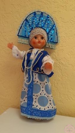 Кукла на выставке в народном костюме