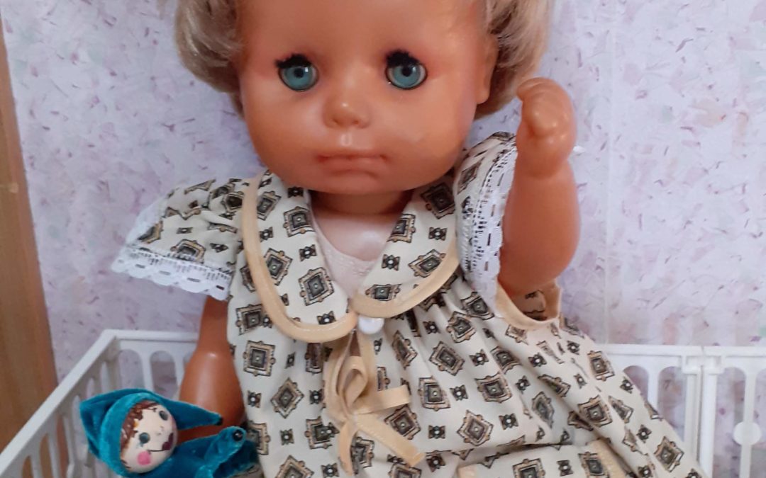 Как можно почистить глаза советской кукле. Пошив одежды в стиле 60-х годов.