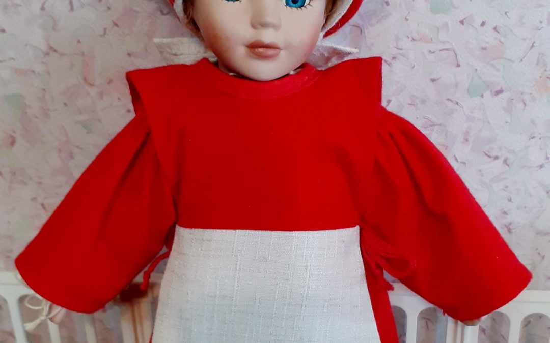 Пошив карельского костюма для фарфоровой куклы 30 см.