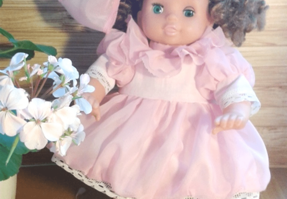 Кукла в новом платье