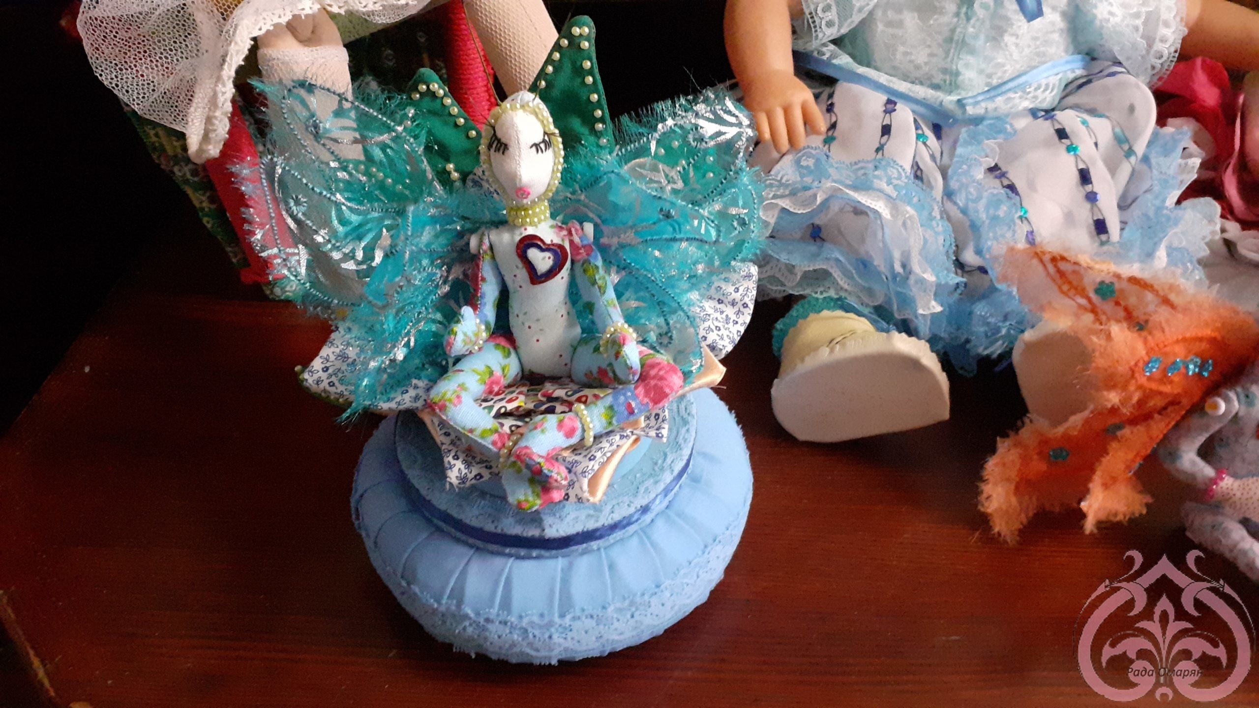 Выставка текстильных кукол    Бабочка и шкатулка голубого радужного цвета