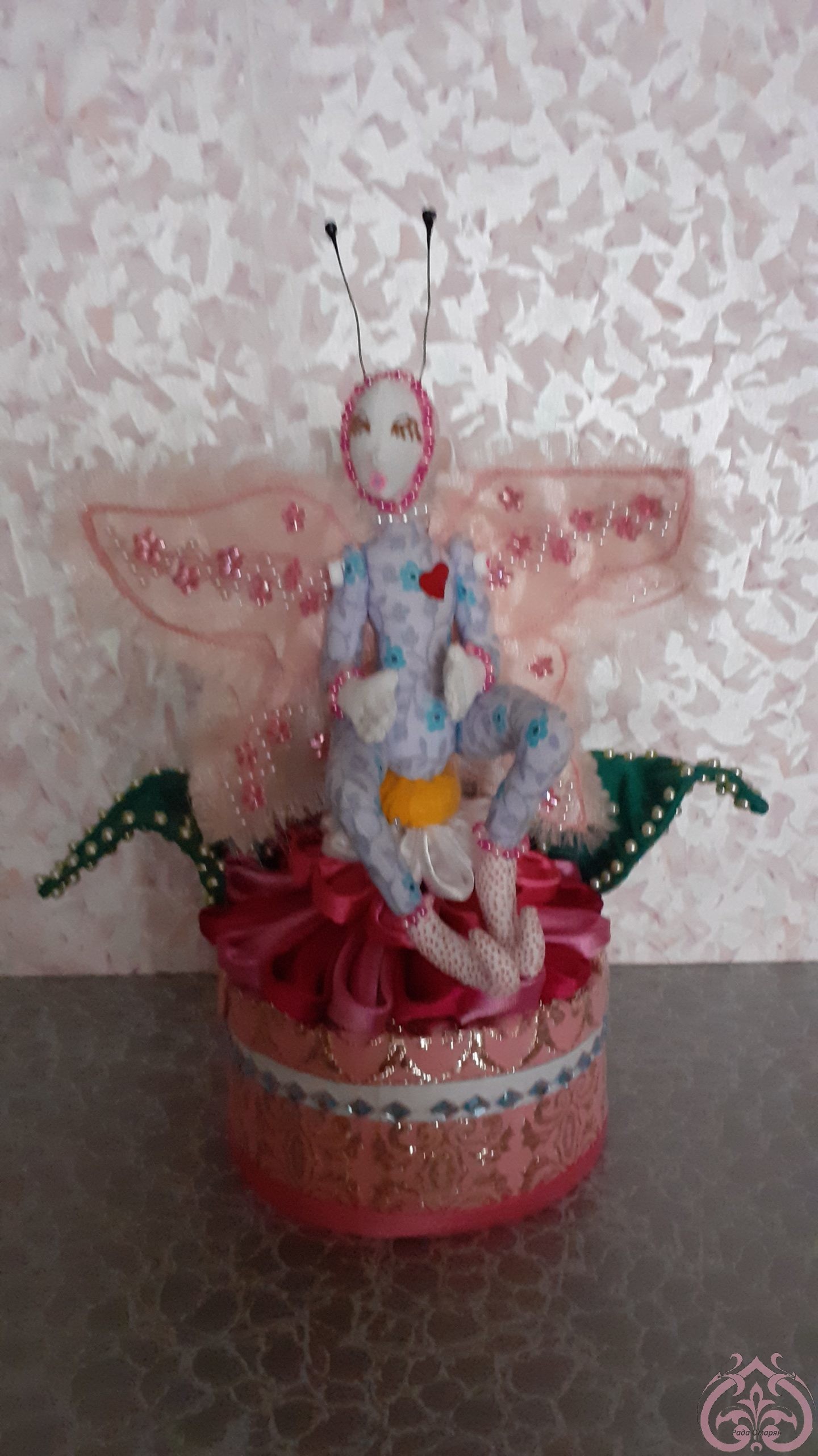 Выставка текстильных кукол   
Нежно розовая бабочка на шкатулке.