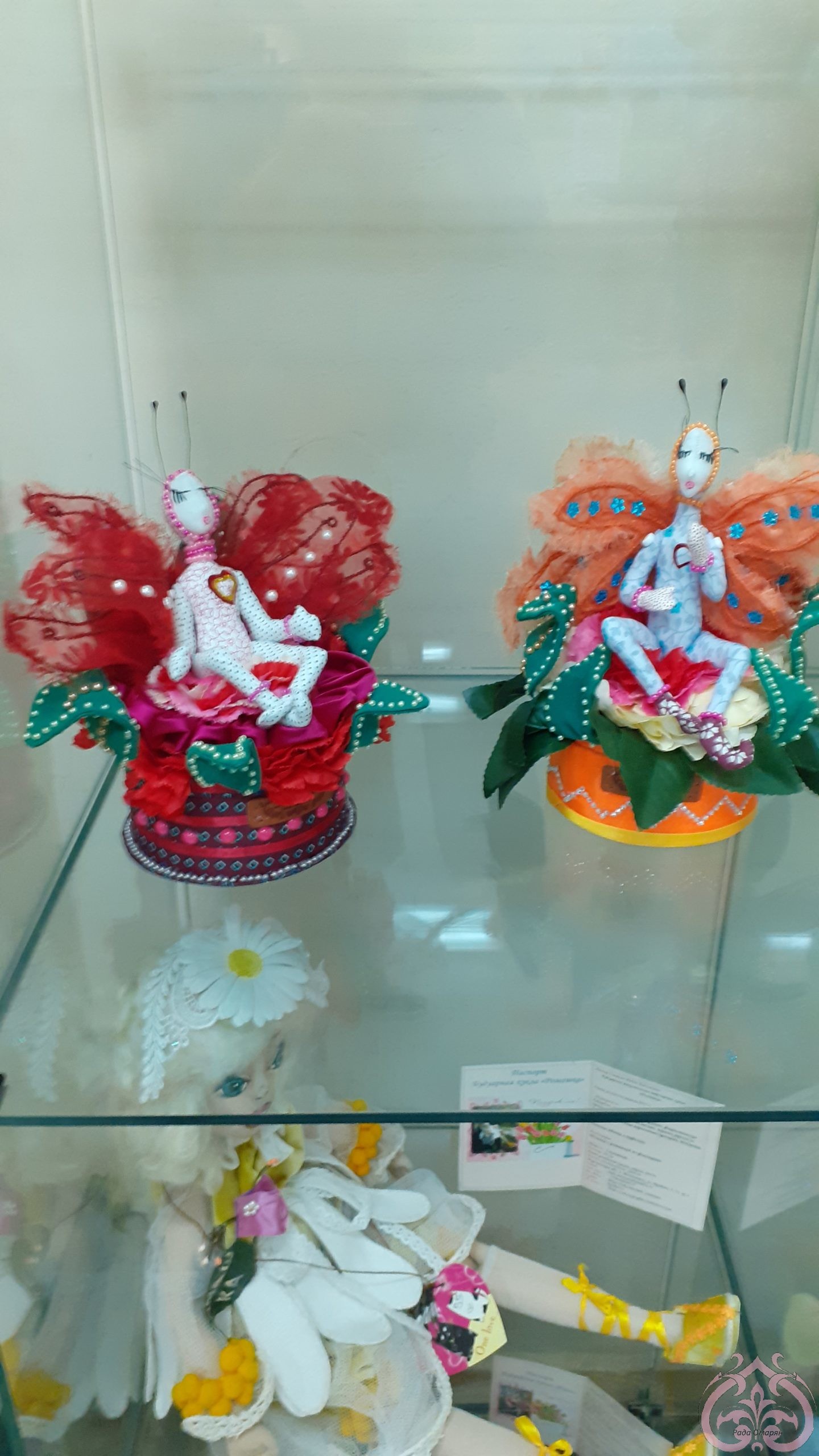 Выставка текстильных кукол   
Яркие шкатулки и бабочки.