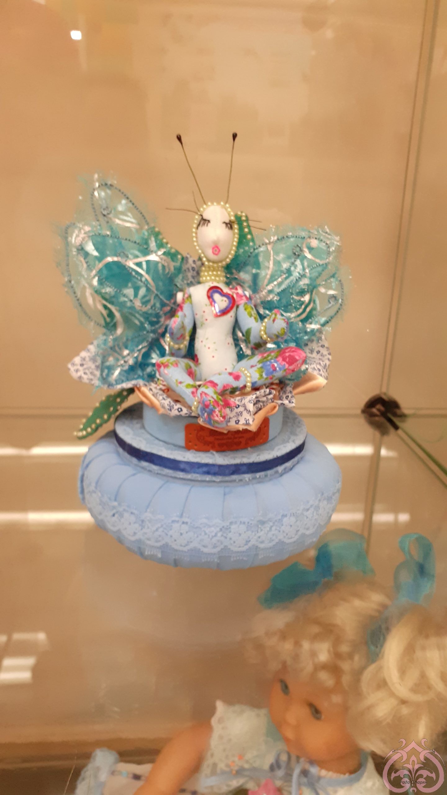 Выставка текстильных кукол   
Небесный голубой цвет крылышек.