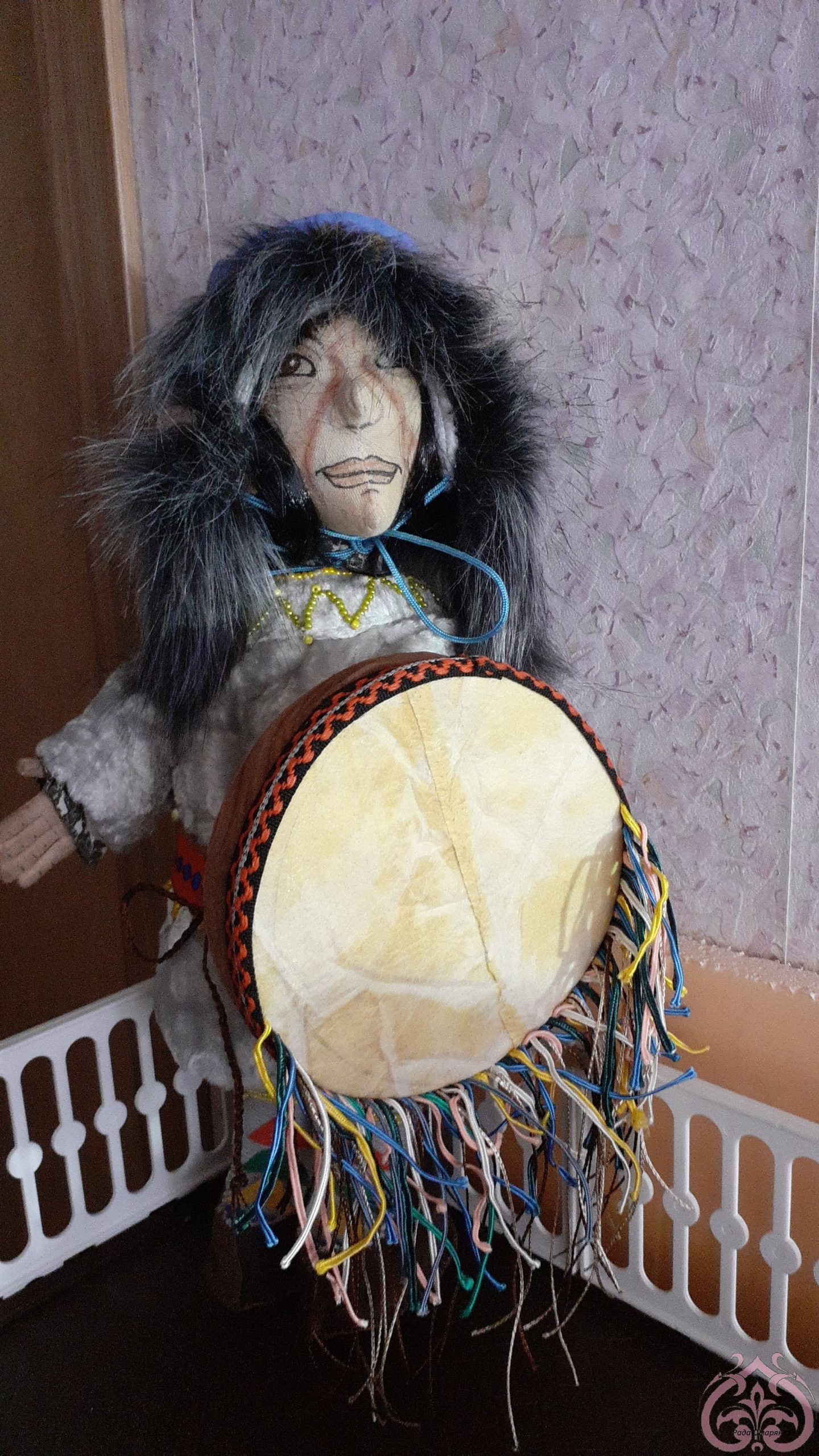 Авторские текстильные куклы   
шаман держит бубен