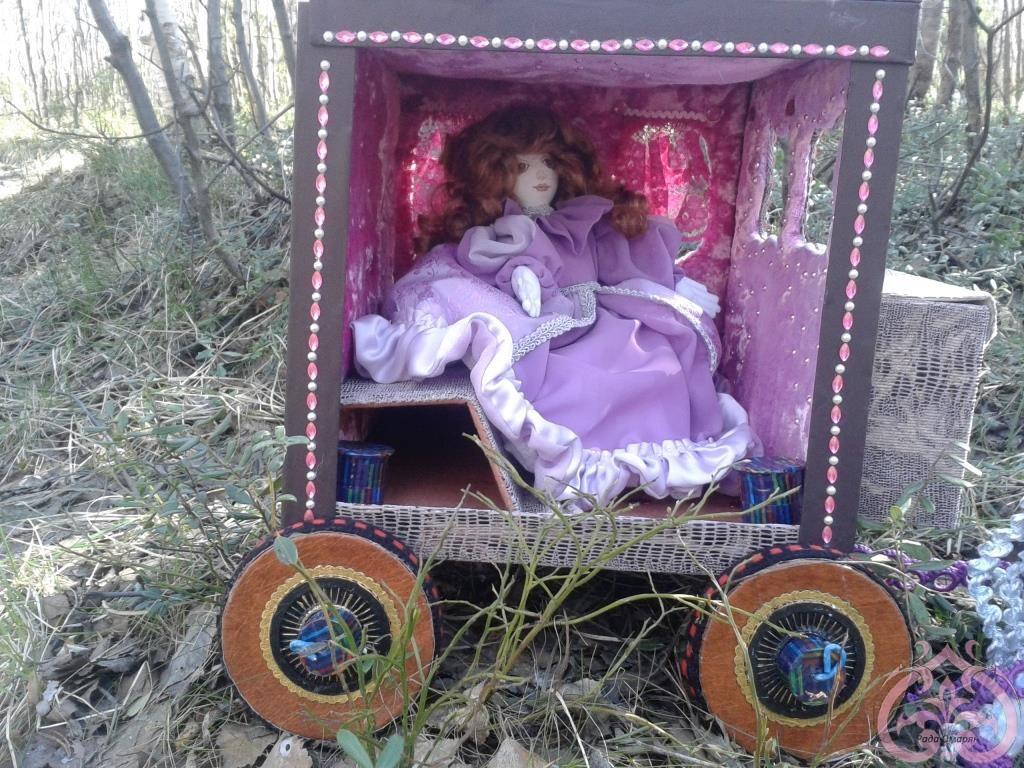 Кукла отдыхает внутри кареты.