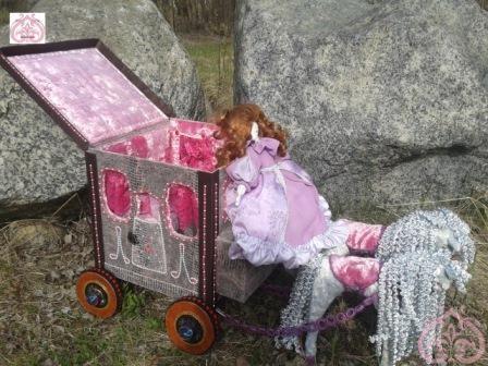 Кукла на отдыхе в карете.