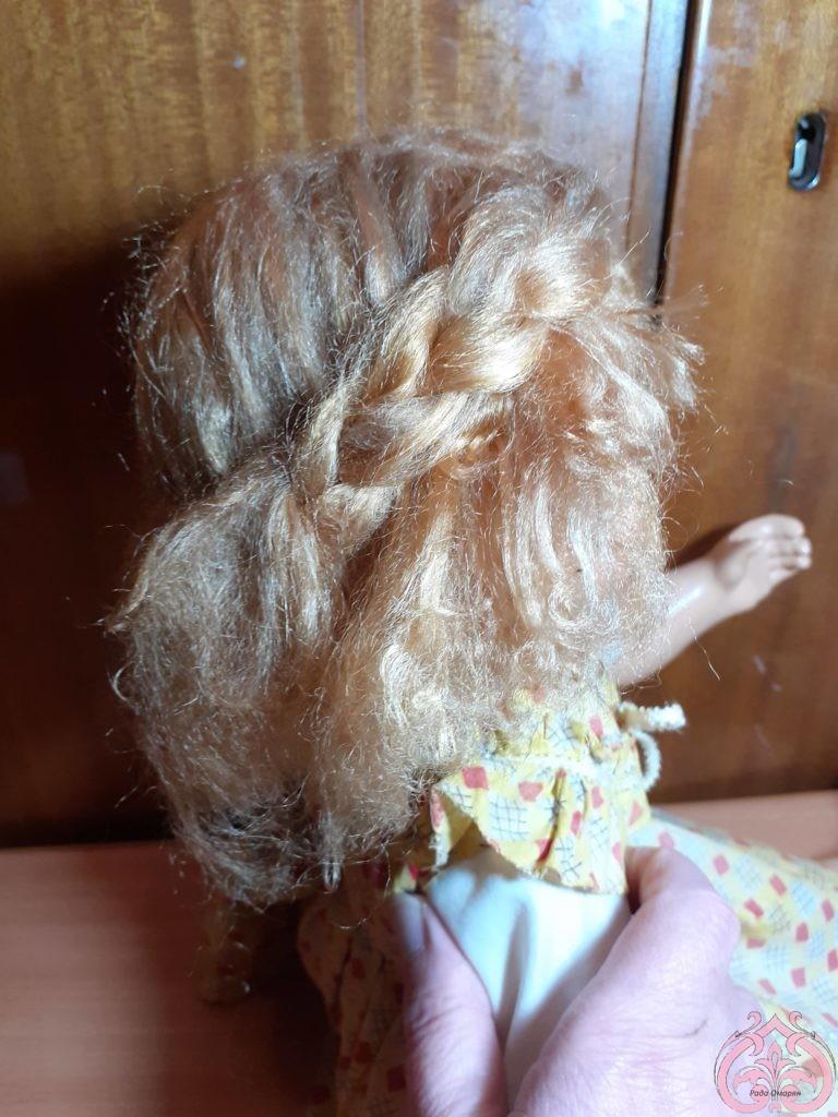 Косички закрепляют волосы куклы